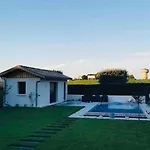 Vue Piscine Au Calme Pres Des Vignes Pessac