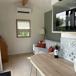 Vue Piscine Au Calme Pres Des Vignes