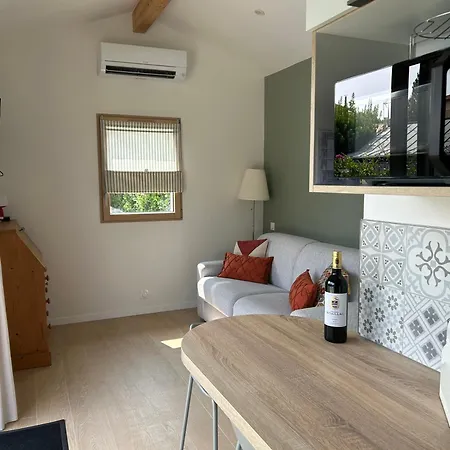 Vue Piscine Au Calme Pres Des Vignes