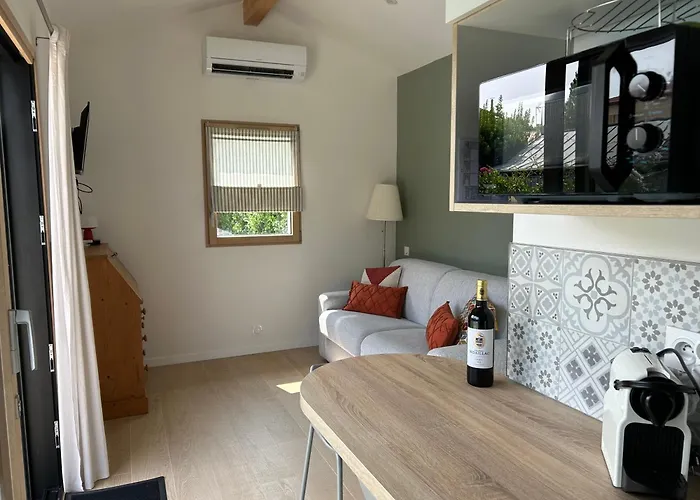 Vue Piscine Au Calme Pres Des Vignes